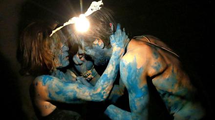 Blau ist eine warme Farbe - auch bei Sartre: Judith Hofmann als Eve und Ole Lagerpusch als Pierre in "Das Spiel ist aus".