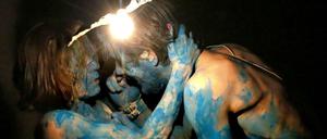 Blau ist eine warme Farbe - auch bei Sartre: Judith Hofmann als Eve und Ole Lagerpusch als Pierre in "Das Spiel ist aus".