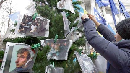 Im vergangenen Dezember erinnerte ein junger Mann an die Opfer der inzwischen aufgelösten Bereitschaftspolizei Berkut.