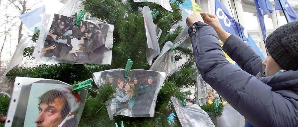 Im vergangenen Dezember erinnerte ein junger Mann an die Opfer der inzwischen aufgelösten Bereitschaftspolizei Berkut.
