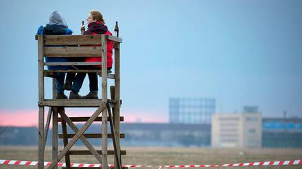 Bloß keine Wohnungen bauen. Auf dem Hochsitz übers Tempelhofer Feld gucken ist doch viel schöner.