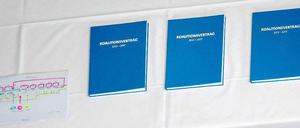 Alles nach Plan: der Vertrag der großen Koalition und Unterschriften-Durchführungs-Ornigram (links).