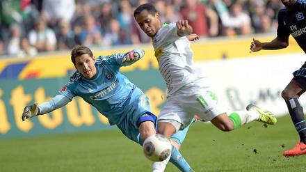 Der Gladbacher Raffael (Mitte) trifft gegen den Hamburger Torwart Rene Adler (l.) zum 2:1.