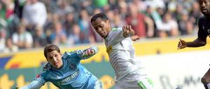 Der Gladbacher Raffael (Mitte) trifft gegen den Hamburger Torwart Rene Adler (l.) zum 2:1.