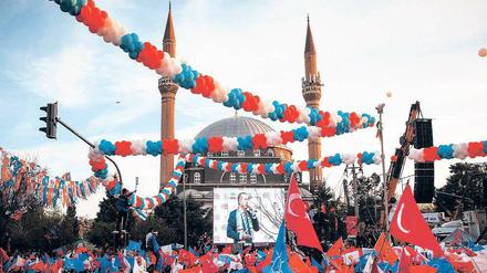 AKP-Anhänger feiern den Erfolg des türkischen Ministerpräsidenten.