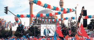 AKP-Anhänger feiern den Erfolg des türkischen Ministerpräsidenten.