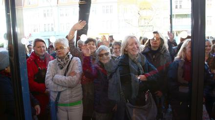 Gleich gehts los... Kunden vor der Eröffnung der TK-Maxx-Filiale in der Clayallee am Donnerstag.