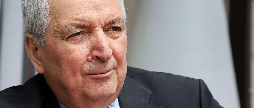 Ehrliche Zahlen. Der ehemalige Umweltminister und Direktor des Instituts für Nachhaltigkeitsforschungn (IASS) in Potsdam schlägt einen Fonds für die Kosten der Technologieentwicklung bei der Solarenergie vor. Damit könnte die EEG-Umlage um bis zu zwei Cent pro Kilowattstunde sinken. 
