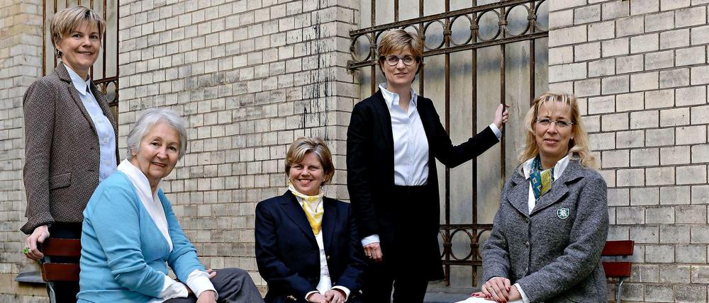 Frauen in Führung. Beate Matern, Marianne Gaethgens, Ute Freifrau von Rechenberg, Annett Hoffmann-Theinert und Barbara Doerk vom Zonta-Club Berlin (von links nach rechts).