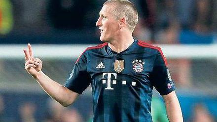 Gelb und rot macht zwei. Und damit ein Spiel Sperre für Bastian Schweinsteiger.