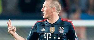 Gelb und rot macht zwei. Und damit ein Spiel Sperre für Bastian Schweinsteiger.