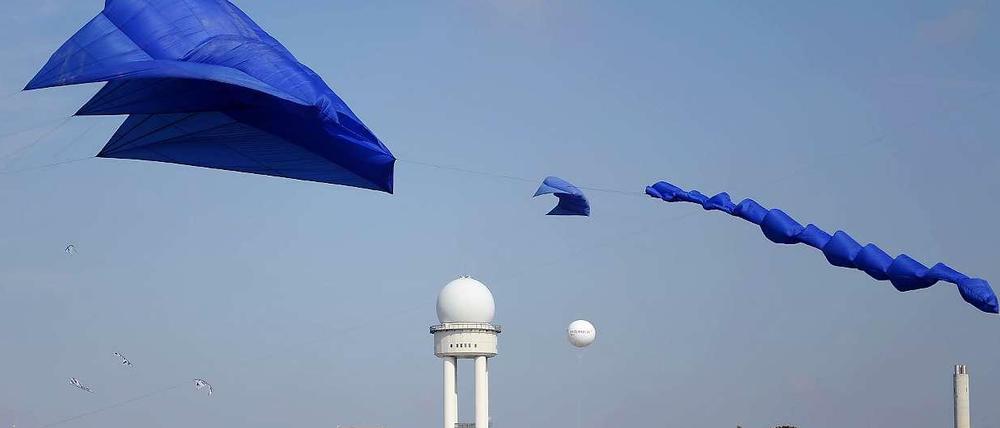 Drachen fliegen auf dem Tempelhofer Feld.