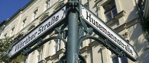 Bleibt nichts mehr anders. In den Toplagen von Prenzlauer Berg müssen Hausbesitzer bei Sanierungen künftig das Placet des Bezirksamtes einholen. Verboten sind Zweitbalkone und Fußbodenheizungen. FDP und CDU sehen den „Milieuschutz“ kritisch.