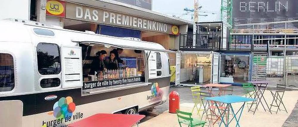 Burger an der Baustelle. Als am Bikini-Haus noch gearbeitet wurde, stand nebenan der silberne Imbisswagen von „Burger de Ville“. Jetzt musste er weichen.