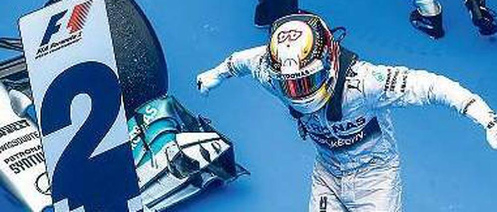 Die Hürde Malaysia locker übersprungen. Lewis Hamilton feiert seinen Triumph im zweiten Rennen der Saison. Foto: dpa