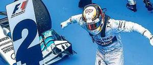 Die Hürde Malaysia locker übersprungen. Lewis Hamilton feiert seinen Triumph im zweiten Rennen der Saison. Foto: dpa