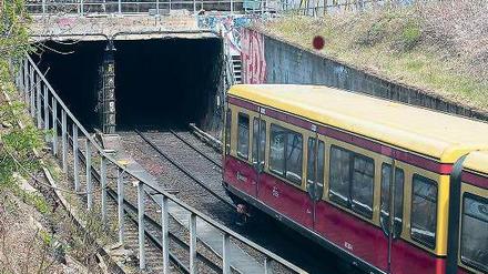 Nicht nur Rettungsweg. Die Treppe (re.) dient der Evakuierung. Doch Kinder kletterten hier zu den Gleisen.
