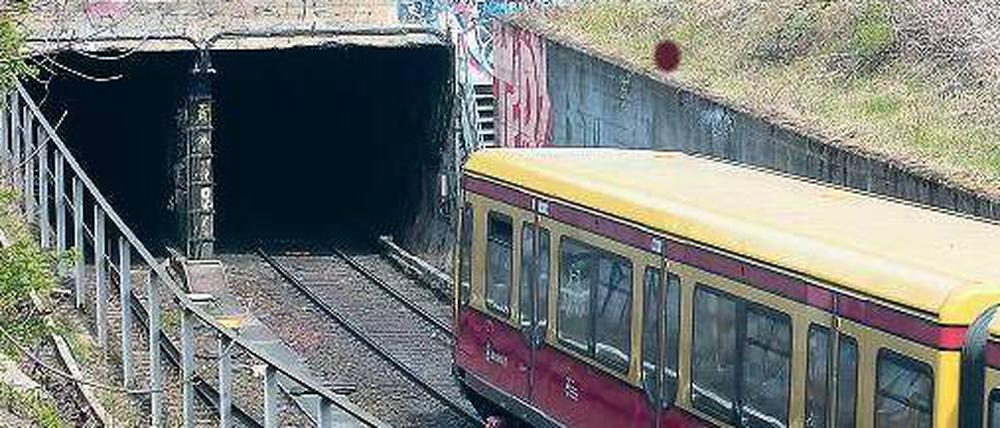 Nicht nur Rettungsweg. Die Treppe (re.) dient der Evakuierung. Doch Kinder kletterten hier zu den Gleisen.