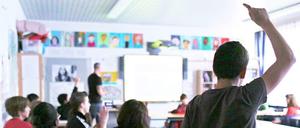 Berlins Lehrer werden knapp, seit mehr Pädagogen in Pension gehen als ausgebildet wurden. Jetzt wird auf Nachwuchs aus anderen Bundesländern und auf Quereinsteiger gesetzt. 