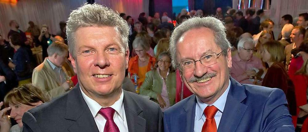 Der zukünftige Münchner Oberbürgermeister und der scheidende: Dieter Reiter (l.) und Christian Ude (beide SPD) bei der SPD-Wahlparty in München.