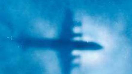 Zwischen den Wolken. Ein Suchflugzeug über dem Indischen Ozean. 