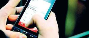 Mit dem Handy kann der Text ruhig mal kürzer ausfallen. Die SMS ist ja kein Brief. 