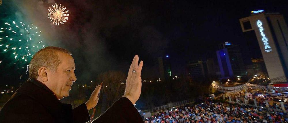 Recep Tayyip Erdogan feiert den Wahlsieg mit seinen Anhängern in Ankara.