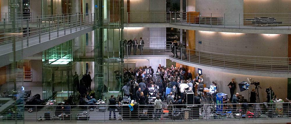 Journalisten und Politiker dicht an dicht vor dem Innenausschuss zur Edathy-Affäre. 