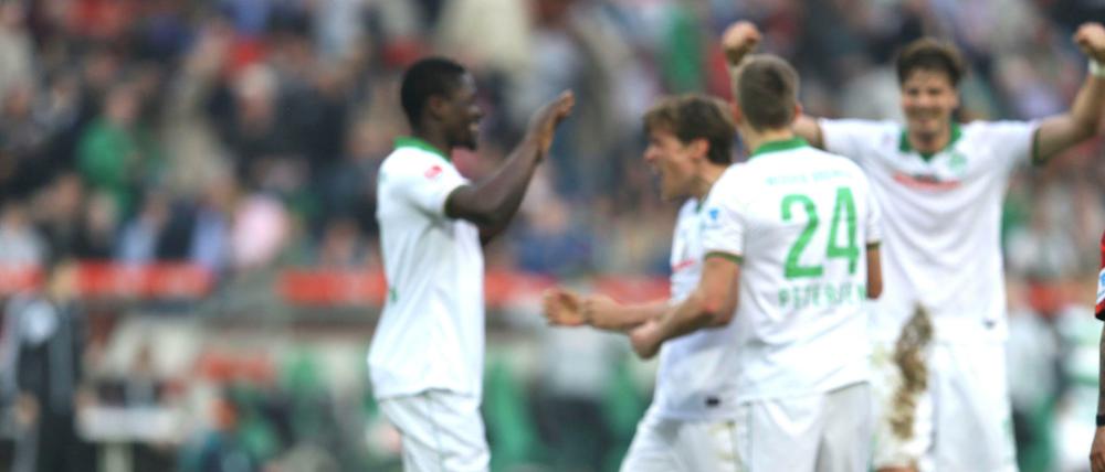 Ein Spiel, zwei Welten: Während Hannover 96 wieder um den Klassenerhalt bangen muss, dürfte Werder Bremen mit dem Abstiegskampf nichts mehr zu tun haben.