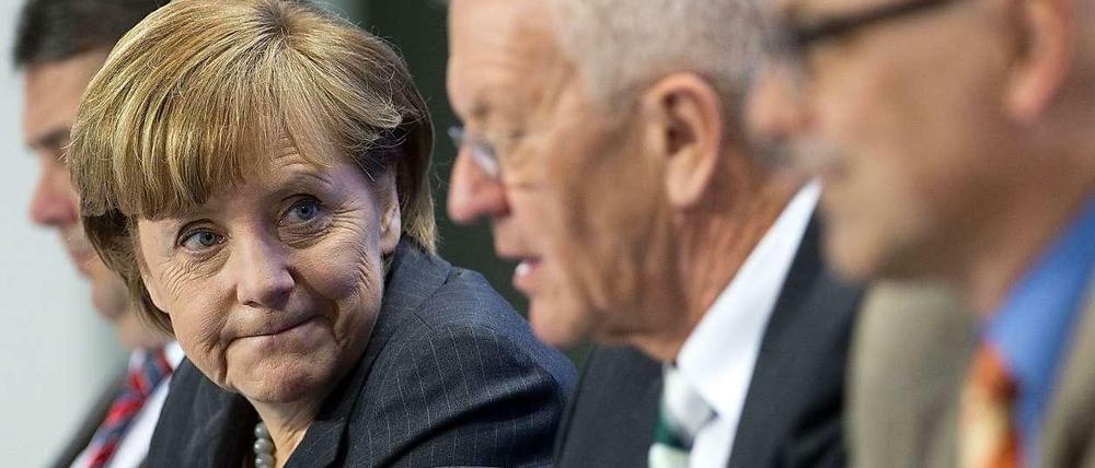 Vier Stunden haben Bundeskanzlerin Angela Merkel, Vizekanzler Sigmar Gabriel (hinter ihr) und die Ministerpräsidenten (im Vordergrund Winfried Kretschmann und Torsten Albig) über die EEG-Reform verhandelt. Mit Ergebnis. 