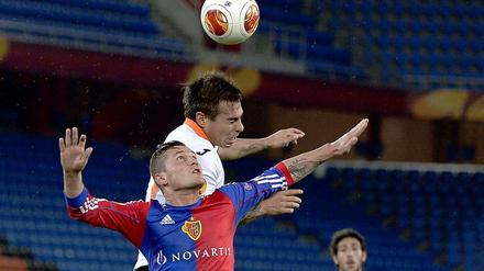 Auf Konfrontationskurs: FC Basel's Mittelfeldspieler Taulant Xhaka (links) und Valencia's Spieler Eduardo Vargas.