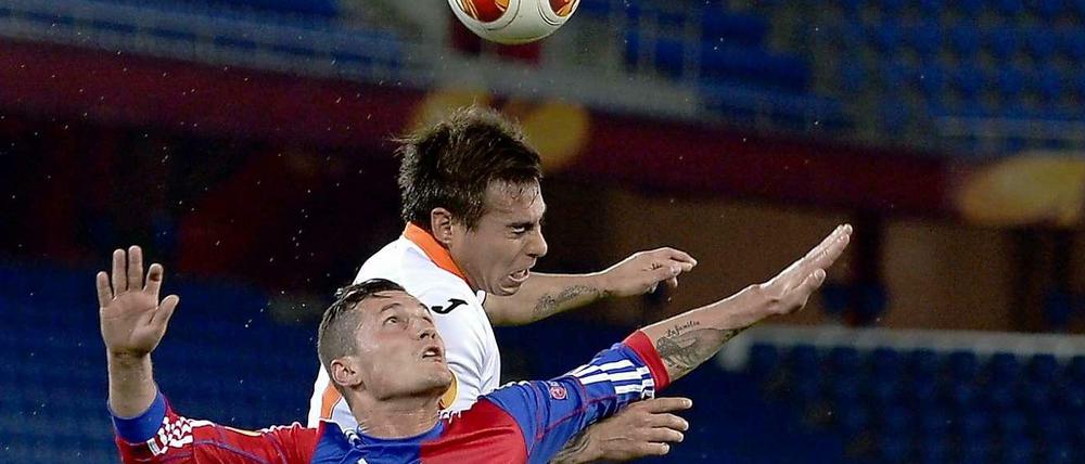 Auf Konfrontationskurs: FC Basel's Mittelfeldspieler Taulant Xhaka (links) und Valencia's Spieler Eduardo Vargas.