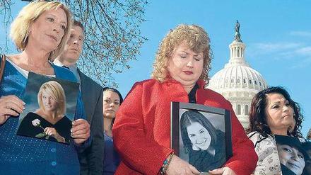 Angehörige von Unfallopfern demonstrieren vor dem US-Kongress. 