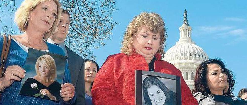 Angehörige von Unfallopfern demonstrieren vor dem US-Kongress. 