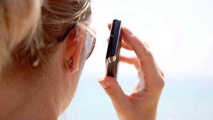Keine Gebühr. Mobiles Telefonieren, Surfen und SMS-Schreiben im europäischen Ausland soll nach dem 15. Dezember 2015 ohne Extra-Kosten möglich sein.