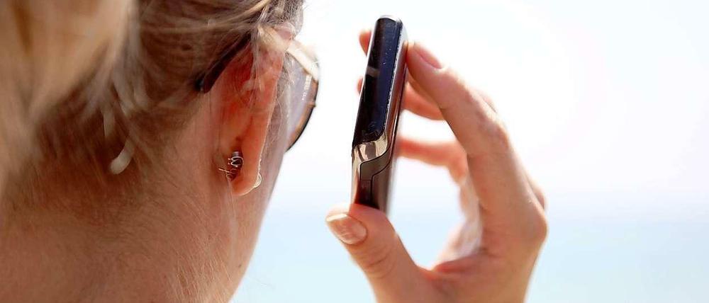 Keine Gebühr. Mobiles Telefonieren, Surfen und SMS-Schreiben im europäischen Ausland soll nach dem 15. Dezember 2015 ohne Extra-Kosten möglich sein.