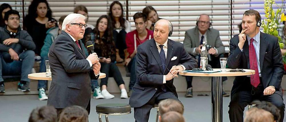 Im Gespräch. Die Außenminister Deutschlands, Frankreichs und Polens, Steinmeier, Fabius und Sikorski (v. l. n. r.).