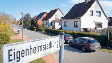 Die EW-58-Häuser mit den typischen steilen Dächern, hier in einer Siedlung im mecklenburgischen Leezen, haben holländische Stadtplaner aus Almere begeistert.