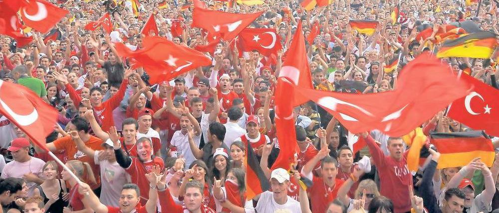 Bei der EM 2008 feiern Anhänger der türkischen und der deutschen Nationalmannschaften auf der Berliner Fanmeile.