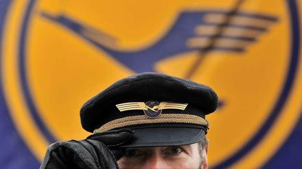 Piloten bleiben am Boden. Knackpunkt und Streikanlass sind die von Lufthansa einseitig gekündigten Übergangsrenten, die den Piloten bislang ein vorzeitiges Ausscheiden aus dem Beruf ermöglicht hatten. In einer Urabstimmung hatten die rund 5400 Piloten zu 99,1 Prozent für einen Arbeitskampf zu diesem Thema gestimmt. Offen ist zudem der Tarifvertrag zu den Gehältern, bei dem die VC ein Plus von knapp zehn Prozent verlangt.