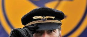 Piloten bleiben am Boden. Knackpunkt und Streikanlass sind die von Lufthansa einseitig gekündigten Übergangsrenten, die den Piloten bislang ein vorzeitiges Ausscheiden aus dem Beruf ermöglicht hatten. In einer Urabstimmung hatten die rund 5400 Piloten zu 99,1 Prozent für einen Arbeitskampf zu diesem Thema gestimmt. Offen ist zudem der Tarifvertrag zu den Gehältern, bei dem die VC ein Plus von knapp zehn Prozent verlangt.