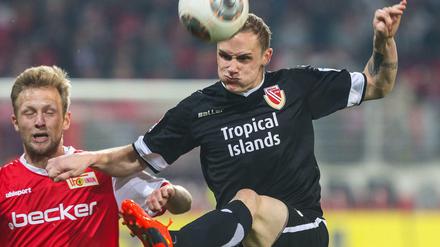 Union Berlins Björn Kopplin im Zweikampf mit dem Cottbuser Sven Michel (r).