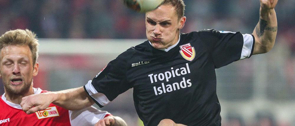 Union Berlins Björn Kopplin im Zweikampf mit dem Cottbuser Sven Michel (r).