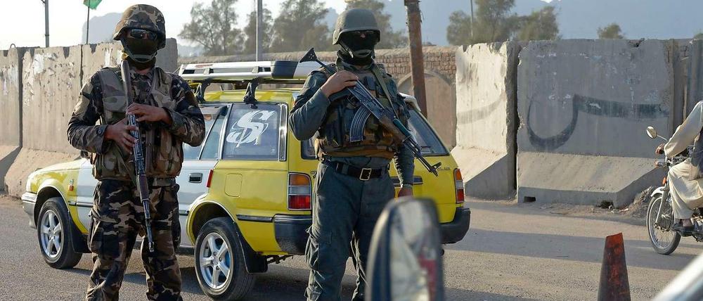 Afghanische Polizisten patrouillieren in Kabul (Bild: dpa)