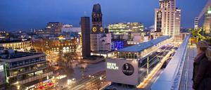 Selbst zur Blauen Stunde ist rund um Bikinihaus und Breitscheidplatz noch Betrieb.