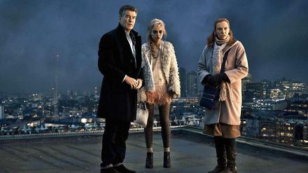 A Long Way Down. Mit Pierce Brosnan als Martin Sharp, Imogen Poots als Jess Crichton und Toni Collette als Maureen.