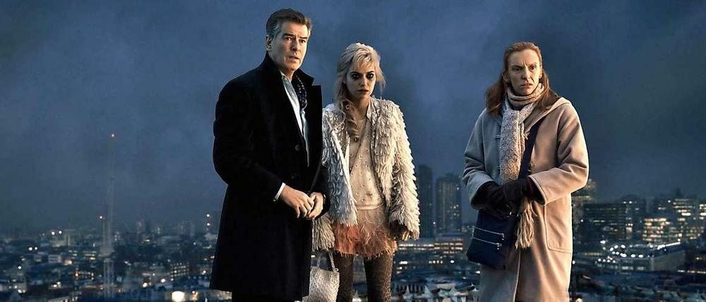 A Long Way Down. Mit Pierce Brosnan als Martin Sharp, Imogen Poots als Jess Crichton und Toni Collette als Maureen.