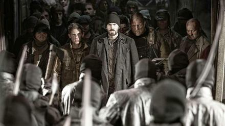 Anführer der Revolte ist Curtis (Chris Evans, 2.v.l.). Ebenfalls mit von der Partie: Jamie Bell (3.v.r). Aufwändig gedreht und mit internationalen Stars besetzt, ist "Snowpiercer" der teuerste koreanische Film aller Zeiten. Er kostete 40 Millionen Dollar.