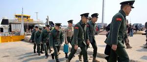 Süd-Koreanische Marines audf der Insel Baengnyong - dem Fundort der nordkoreanischen Drohne.