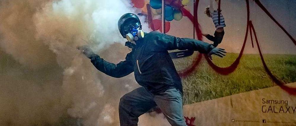 Ein Regierungsgegner auf den Straßen Caracas'. Gewalt gehört dort inzwischen leider zum Alltagsbild.